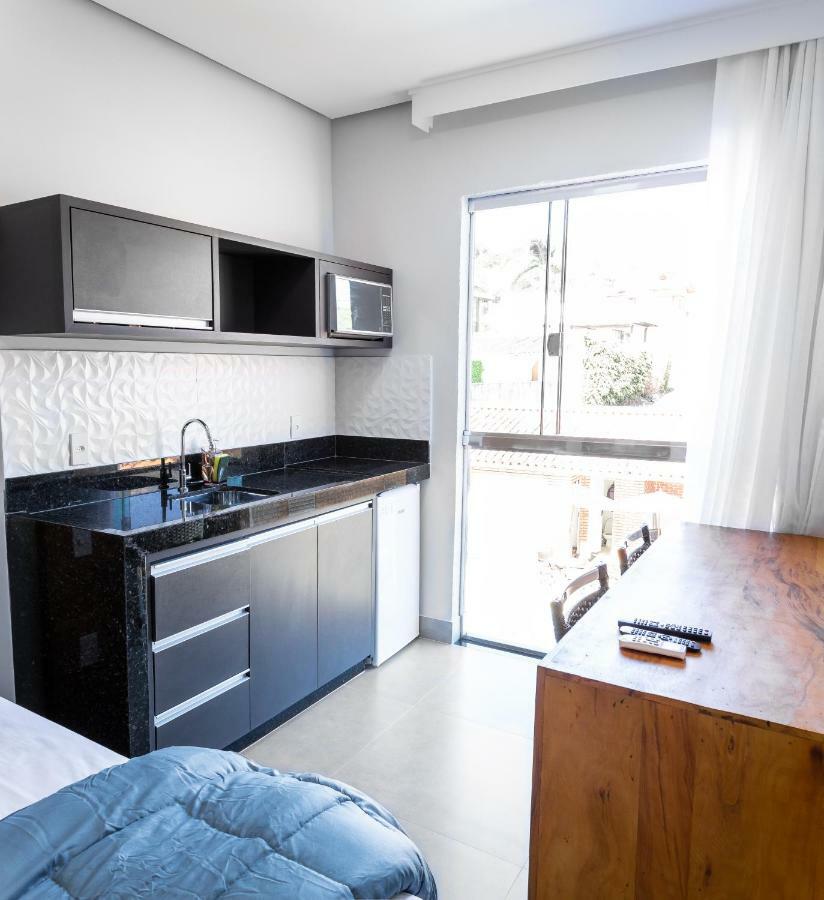 Apartamento com Vista da Piscina e Cozinha Compacta